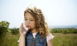 Child-drinking-water-520240