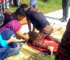 JOHOR BAHRU 27 FEBRUARY 2016. ( METRO ) Anggota Bomba membantu mangsa, Mohd Farizwan Mansor, 12, yang lemas di Laman Rekreasi Tasik Pandan. STR/IHSAN BOMBA JOHOR