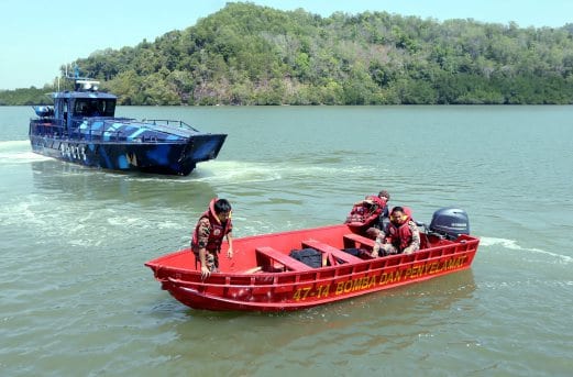 TUARAN 13 MARCH 2016. Pasukan Penyelamat meneruskan operasi pencarian di lokasi kejadian dua bot karam selepas berlanggar di teluk Sulaman, satu kilometer dari jeti Kampung Serusup, Tuaran. NSTP/MALAI ROSMAH TUAH