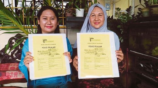 ALOR GAJAH 24 MARCH 2016. ( MM503L ) Suaibah Mohd Yunos, 52, (kanan) bersama anak perempuannya Nur Liana Mohd Tajudin, 23, (kiri) mendaftar di Kolej Komuniti Selandar. STR/ ZAIREE MOHD YASAK