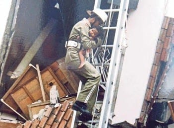 Pegawai Bomba Ingin Bertemu Seorang Bayi yang telah Diselamatkannya dalam Runtuhan Highland Tower 23 Tahun Lalu 4