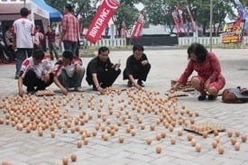 rekor-muri-mendirikan-telur-terbanyak-di-hari-peh-cun-juni-2012