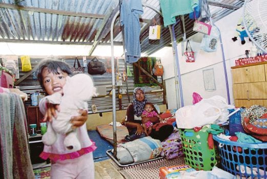PENANG 31 MARCH 2016. Keadaan rumah Suzana Mansor, 35, yang daif dan sempit ketika ditemubual di Kampung Sungai Pinang, Balik Pulau. STR/ZULAIKHA ZAINUZMAN