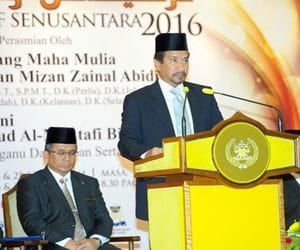 KUALA TERENGGANU, 24 April -- Sultan Terengganu Sultan Mizan Zainal Abidin bertitah merasmikan Persidangan Wakaf Senusantara hari ini. Turut hadir Menteri Besar Datuk Seri Ahmad Razif Abdul Rahman (dua,kiri). -- fotoBERNAMA (2016) HAK CIPTA TERPELIHARA
