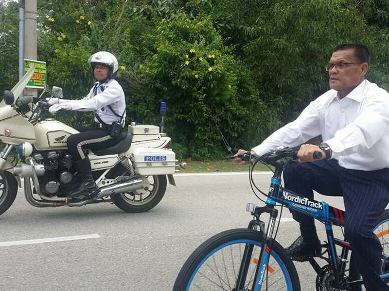 Dapat Hadiah Basikal, MB Pahang Terus Guna Untuk Pulang Ke Rumah