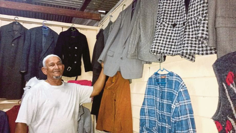MELAKA 02 NOVEMBER 2016. ( mm619n ) Pemilik kedai Habib Store Mohd Yusof Satardin, 65, menunjukkan antara pakaian yang dijual  dikedai pakaian terpakai miliknya dekat Pekan Tebong Stesyen, Alor Gajah. STR/NUR AIN MUSDAD
