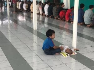 (Gambar) Telatah Abang Menjaga Adik Ketika Ayahnya Sedang Solat