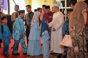 Hanya Pakai Jubah Dan Kopiah Putih, Yang di-Pertuan Agong Jadi Tumpuan Di Rumah Terbuka Istana Negara