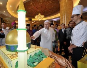 Hanya Pakai Jubah Dan Kopiah Putih, Yang di-Pertuan Agong Jadi Tumpuan Di Rumah Terbuka Istana Negara