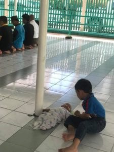 (Gambar) Telatah Abang Menjaga Adik Ketika Ayahnya Sedang Solat