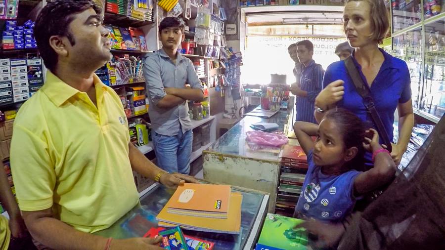 Dua Warga Australia Berusaha Keras Menjejak dan Mencari Gadis Bergelang Merah Ini Hanya Kerana Satu Sebab