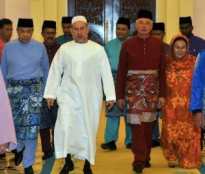 Hanya Pakai Jubah Dan Kopiah Putih, Yang di-Pertuan Agong Jadi Tumpuan Di Rumah Terbuka Istana Negara