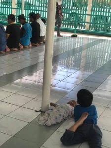 (Gambar) Telatah Abang Menjaga Adik Ketika Ayahnya Sedang Solat