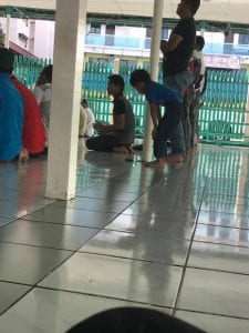 (Gambar) Telatah Abang Menjaga Adik Ketika Ayahnya Sedang Solat