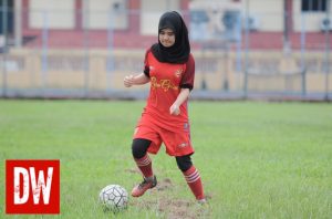 Tidak Hairan Diperlekeh, Gadis Kacukan Cina Ini Teruskan Minat Bermain Bola Sepak