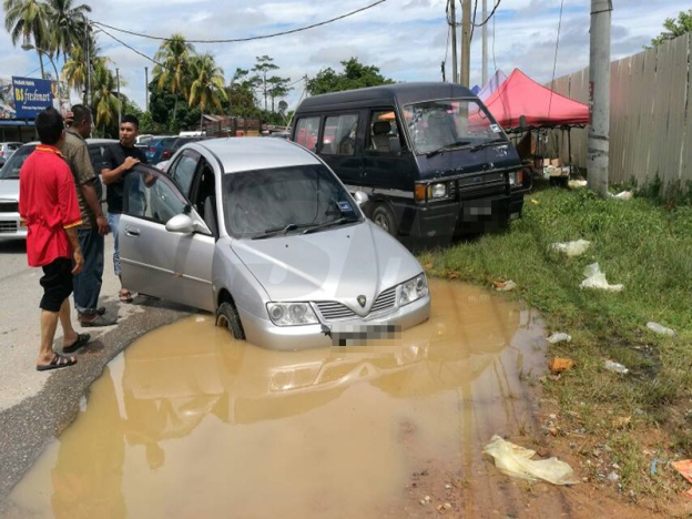 Disangkakan Cetek, Kereta Sangkut Dalam ‘Lopak’