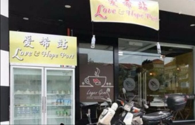 Bukan Semua Selfish, Pemilik Restoran Sewakan Peti Sejuk Untuk Gelandangan Makan