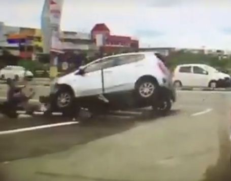 Punca Tragedi AXIA Hentam Motor Di Traffic Light Buat Netizen Marah!