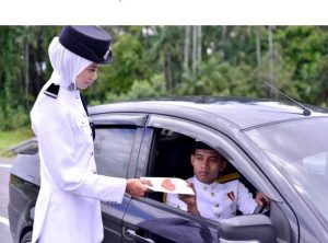 Gambar Perkahwinan Pasangan Ini Bertemakan Penguatkuasa Tular Di Facebook!