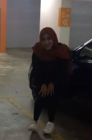 “Kak Ella!! Kenapa Nyanyi Dekat Parking Kereta Pun Power? Kenapa?!”