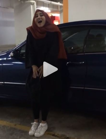 “Kak Ella!! Kenapa Nyanyi Dekat Parking Kereta Pun Power? Kenapa?!”