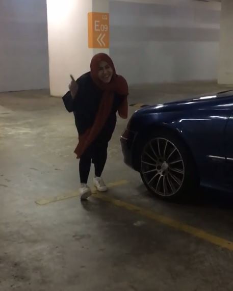 “Kak Ella!! Kenapa Nyanyi Dekat Parking Kereta Pun Power? Kenapa?!”