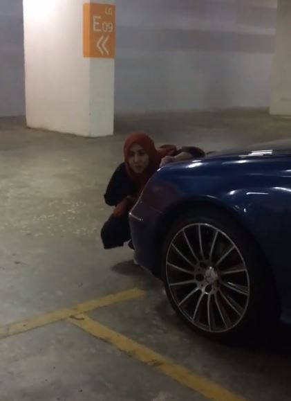 “Kak Ella!! Kenapa Nyanyi Dekat Parking Kereta Pun Power? Kenapa?!”