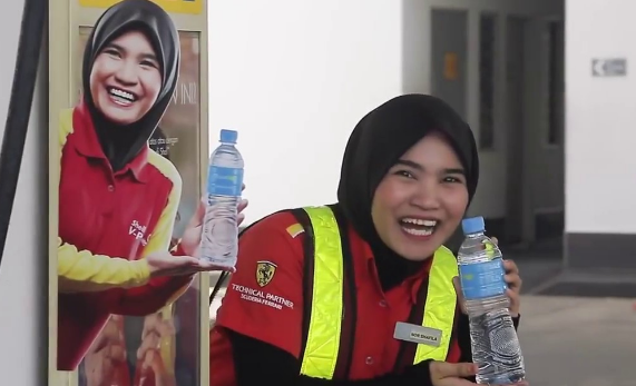 ‘Gurau Kasar’ Guna Poster Gadis Shell, Budak Lelaki Ini Minta Maaf