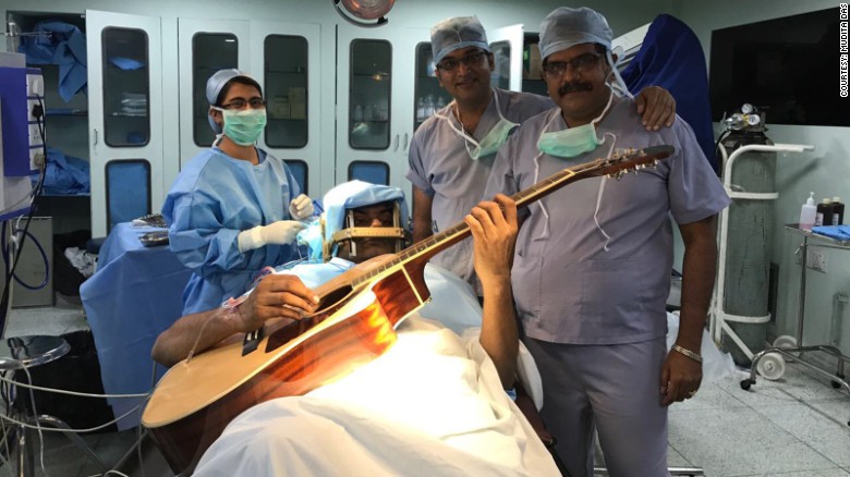 Lelaki Main Gitar Dalam Bilik Pembedahan