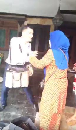 (Video) Aksi Pembantu Rumah & Datuk Aliff Pujuk Bonda Rozita Ibrahim Terima Beg Gucci, Duit Yang Mencuit Hati!