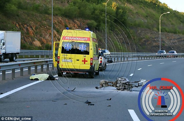 Lihat Apa Yang Berlaku Kepada Wanita Yang Berbikini & Memakai Kasut Tumit Tinggi Ketika Menunggang Motorsikal!