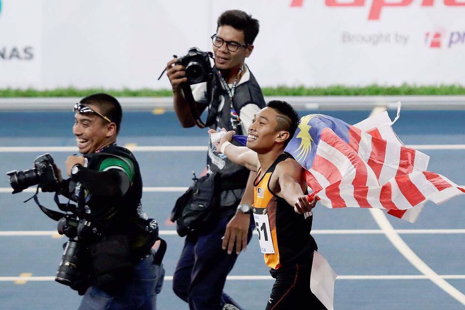 (Video) “Suruh Berhenti Dia Tak Nak..”, Aksi Jurugambar Sukan Kejar Khairul Hafiz Cuit Hati Netizen!