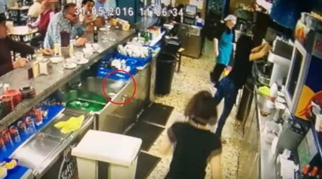 (Video) Aksi Spontan Wanita Ini Buat ‘Skill’ Menyelamatkan Gelas Yang Hampir Jatuh Dirakam CCTV