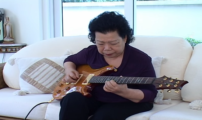 (Video) Nenek Umur 81 Tahun Hebat Bermain Gitar, Diberi Gelaran ‘Nenek Rock’