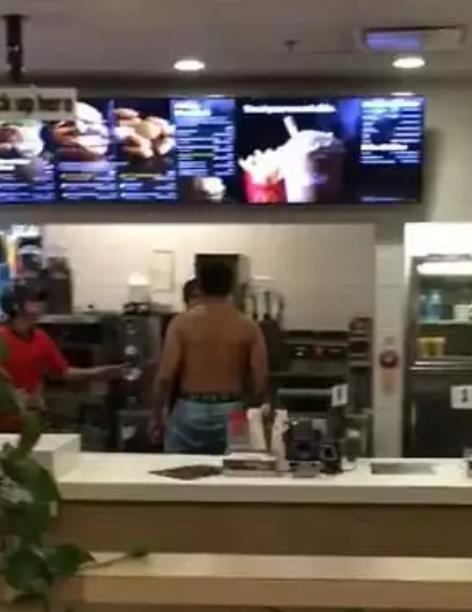 (Video) Seorang Lelaki Menumbuk Pekerja Mcdonald’s Selepas Bengang Tunggu ‘Order’ Sampai Dua Jam