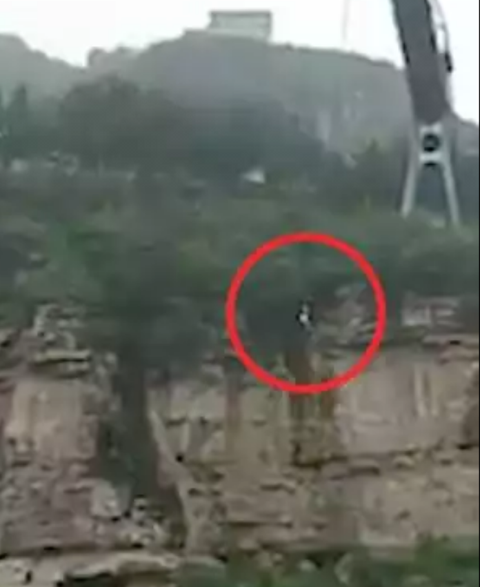 (VIDEO) Ngeri, Perempuan Menjunam Ke Dalam Sungai Dari Ketinggian 50 Meter Selepas Tali Terputus