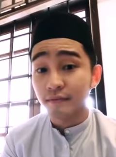 (Video) Benarkah Pelakon Alvin Chong Betul-Betul Solat dan Azan Ketika Berlakon?