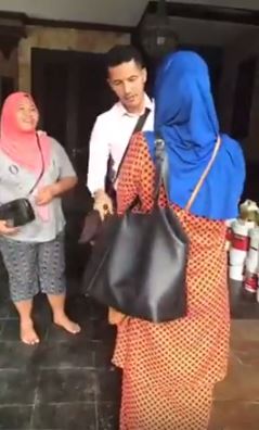 (Video) Aksi Pembantu Rumah & Datuk Aliff Pujuk Bonda Rozita Ibrahim Terima Beg Gucci, Duit Yang Mencuit Hati!