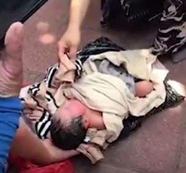 (Video) Netizen Bengang Wanita Cuba Guna Khidmat Pos Untuk Hantar Bungkusan Bayinya Ke Rumah Anak Yatim!