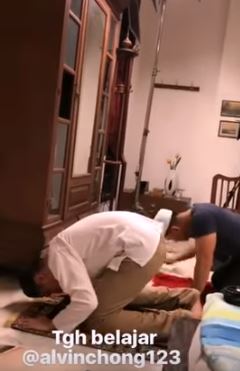 (Video) Benarkah Pelakon Alvin Chong Betul-Betul Solat dan Azan Ketika Berlakon?