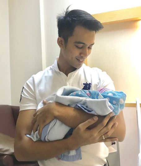 Aliff Aziz Dedah Wajah Anak Bersama Bella Astillah!