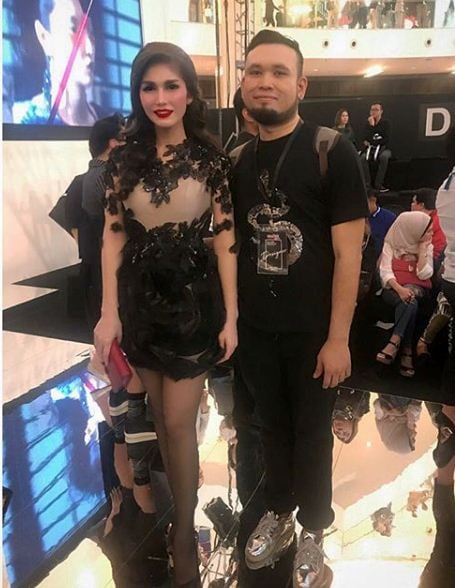 “Poyolah Kata Nak Pergi Umrah..”, Netizen Kecam Gaun Hitam Seksi Sajat Ketika Hadir KLFW 2017!