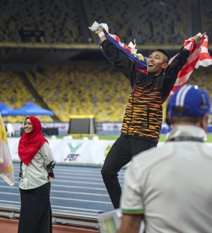 (Video) “Suruh Berhenti Dia Tak Nak..”, Aksi Jurugambar Sukan Kejar Khairul Hafiz Cuit Hati Netizen!