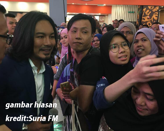 Artis Popular Sanggup Turun Motor Untuk Penuhi Hajat Akak Untuk Berselfie