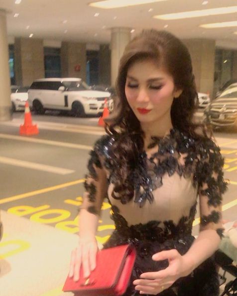 “Poyolah Kata Nak Pergi Umrah..”, Netizen Kecam Gaun Hitam Seksi Sajat Ketika Hadir KLFW 2017!