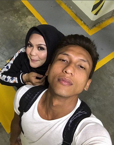 Zulin Muat Naik Gambar Mesra Bersama Pelakon Ahya Rosli, Normah Damanhuri Komen Tanda Bagi Greenlight?