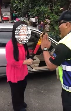 “Jangan Sampai Suami Saya Cari You Okey..”, Lihat Apa Yang Suami Wanita ‘Steering Lock’ Lakukan Selepas Melihat Aksi Isterinya!