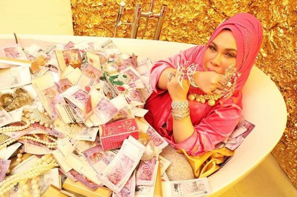 Inilah Dia Cincin Ds Vida Yang Mencecah Harga RM 400,000 Yang Nilainya Macam Rumah Mewah,Fuh!!!