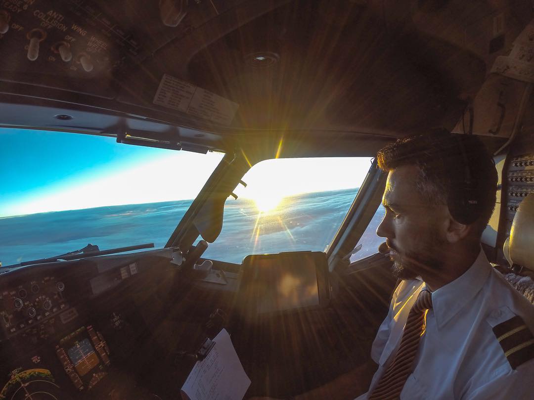 Wow! Biar Betul! Pilot Ambik Gambar Di Atas Awan, Netizen Luah Rasa Bimbang Keselamatan Beliau.