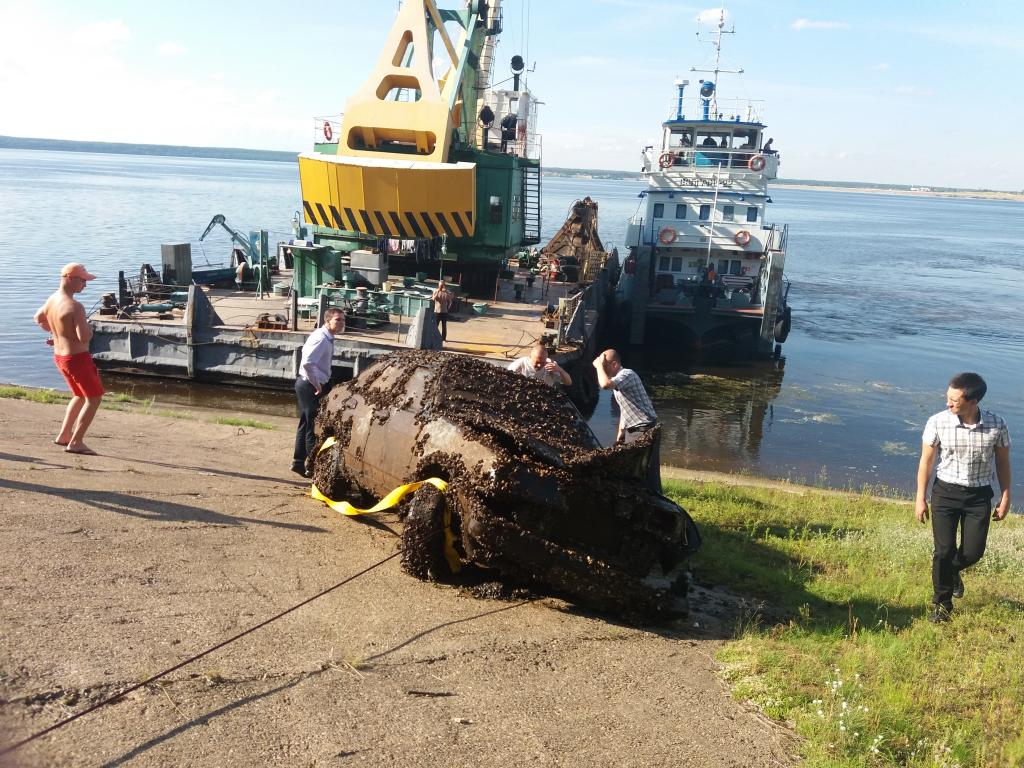 Sebuah Kereta Di Temui Di Laut dan Di Bawa Ke Darat,Polis Terus Berteriak OMG Bila Tengok Apa Yang Ada Dalam Kereta Itu